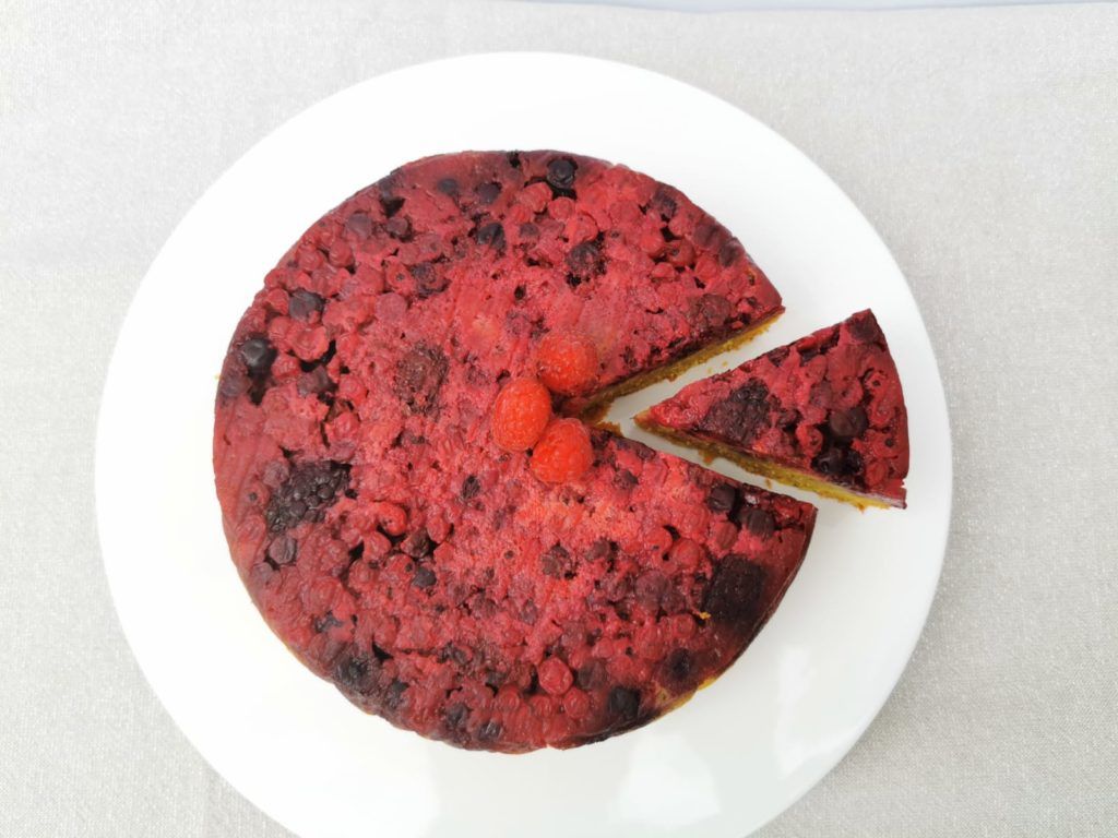 Upside-down cake s kukuruznim brašnom i šumskim voćem