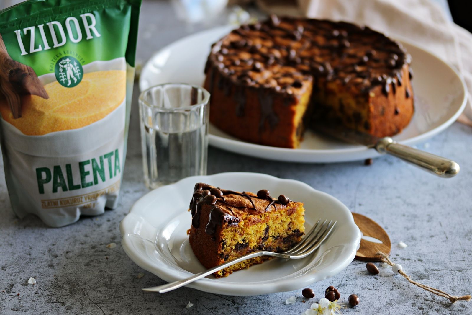 Sočna torta od palente, naranče i badema s čokoladom